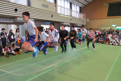 初開催となった長縄跳び大会。一般の部に9チーム。高校生以下の部に7チームが参加