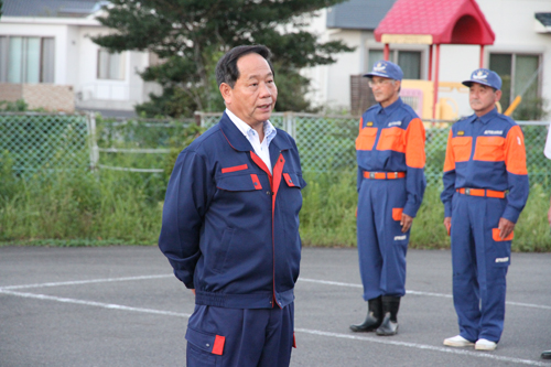 激励する大西市長