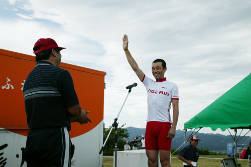選手宣誓をする神野勝選手