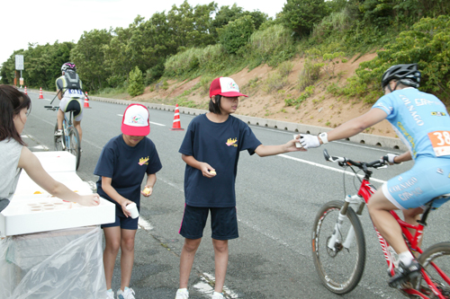 エイドステーションには、地元小学生も参加