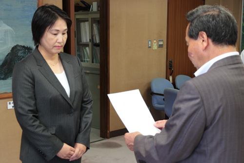 辞令を受け取った教育委員の河本さん