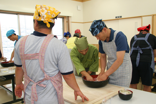 ｎｐｏ法人のメンバーが熱心にアドバイス