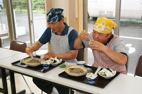 おいしそうにそばを食べる参加者