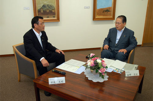 会談をする南野長門市長（右）と中尾下関市長