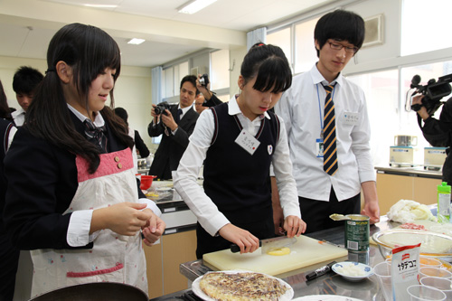 協力してお好み焼きとフルーツポンチを作る