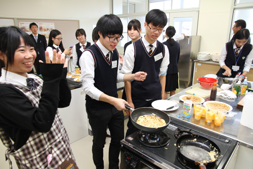 お好み焼きをひっくり返し、思わず拍手