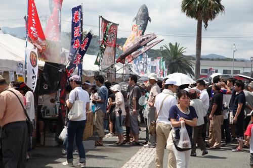 やきとり店の前には長蛇の列が