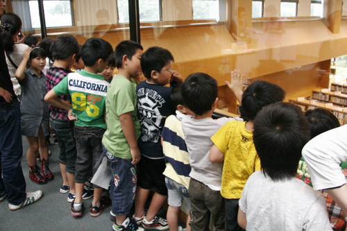 上から図書館全体を見下ろす子どもたち
