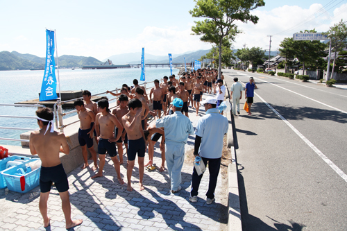 やや緊張した面持ちの生徒たちが遠泳に挑戦