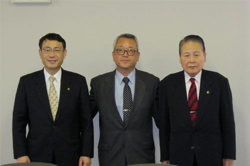 左から中尾下関市長、鷲尾水産大学理事長、南野市長