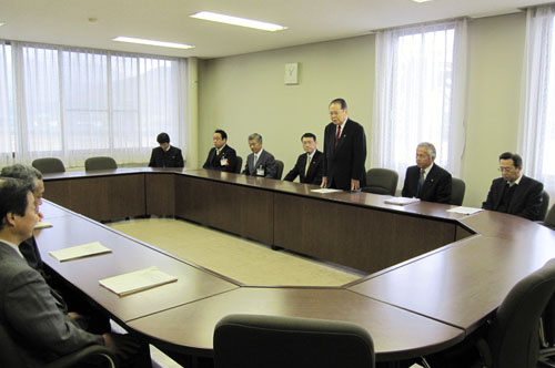 あいさつをする南野市長