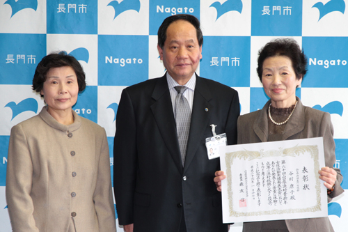 賞状を手に記念撮影