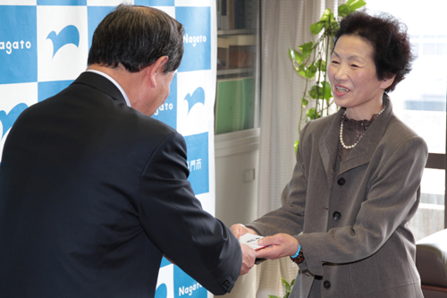 激励費を受け取る谷村さん