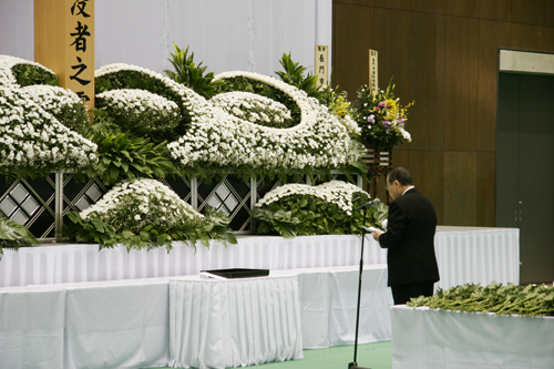 追悼の辞を述べる南野市長