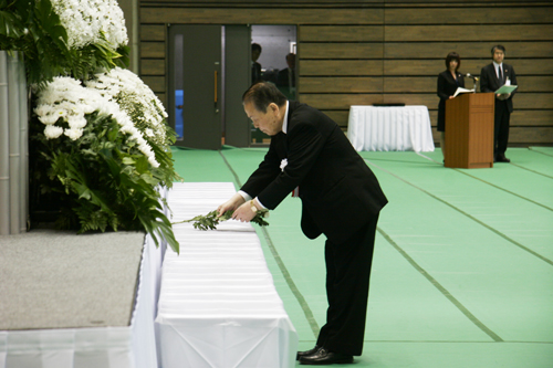 まず市長が献花を行いました