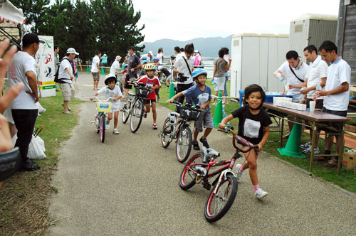次は自転車で競争