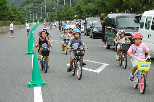 懸命に自転車をこぐ児童たち