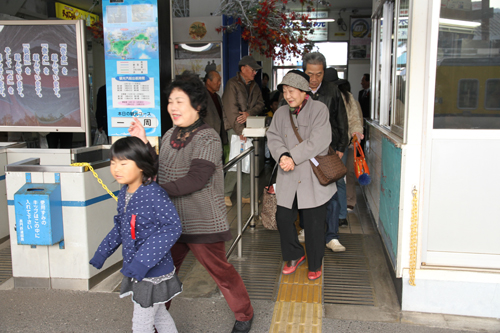 参加者が改札を抜ける