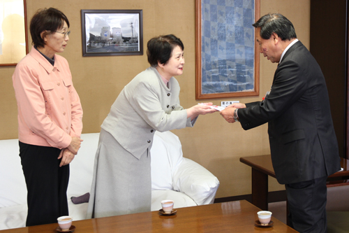 義援金を大西市長に手渡す