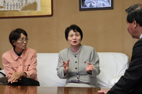 まつりでのようすを話す斎木会長