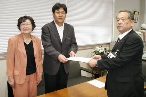 提言書を手渡す梶山会長と長井副会長