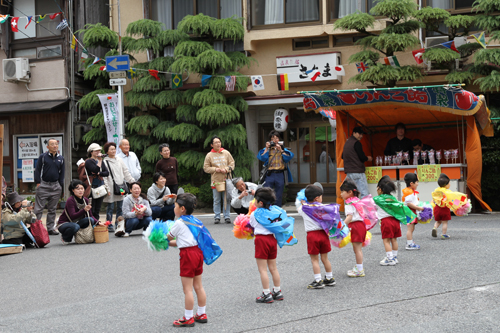 俵山幼児園の園児によるお遊戯