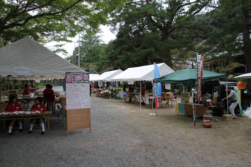 多くの出店がお出迎え