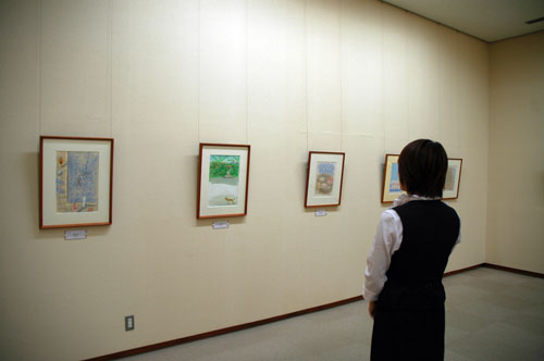 画伯の夏に関する作品が展示されています