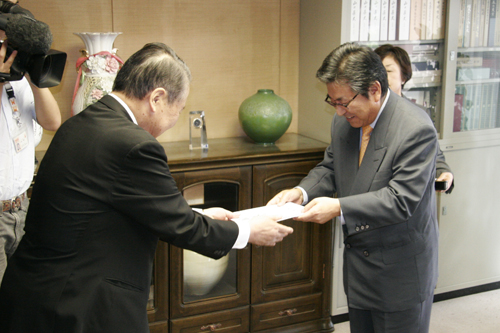 岡田和好院長から寄付が手渡された