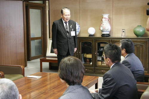 お礼を述べる南野市長