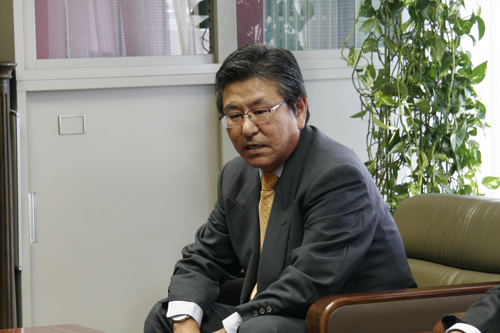 寄付への思いを語る岡田和好院長