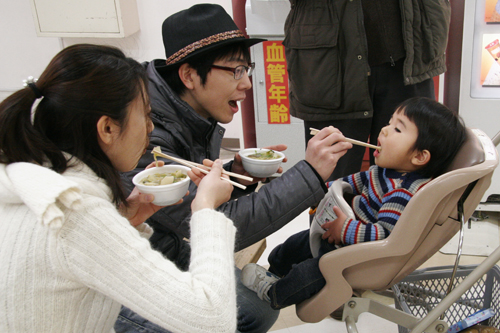 おいしそうに食べる子ども