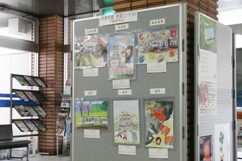 本庁入り口に展示された絵画