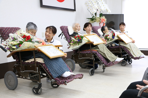 100歳表彰を受けた（左から）大谷アサさん、海田文代さん、板場ヒナ子さん