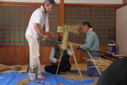 竹の軸を中心に組み立てる