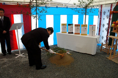 鍬入の儀をする南野市長