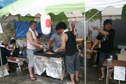 焼きそばなどの夜店も繁盛