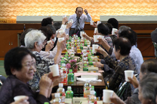 久原の谷岡一吉さんが乾杯の発声