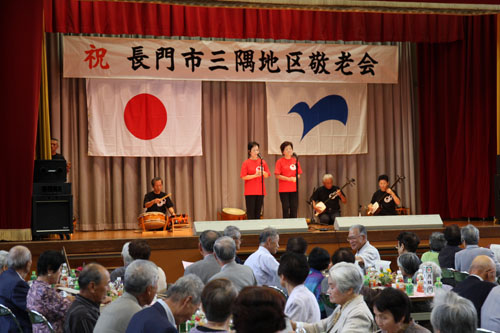 太鼓に合わせて民謡を披露