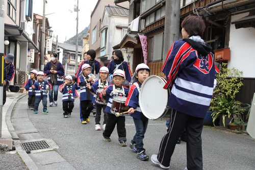 温泉街をパレードする