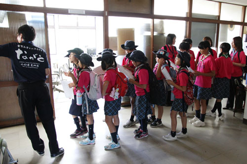 市役所内を見学するようす