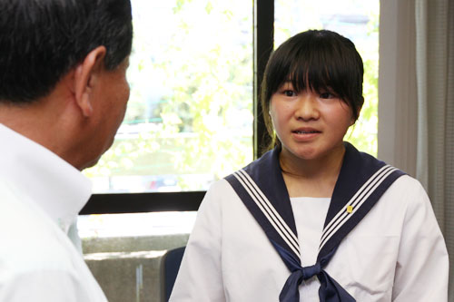 あいさつをする藤井彩加さん