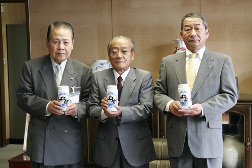 左から南野市長、内山会長、吉村会長