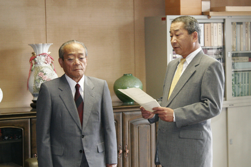 お礼の言葉を述べる吉村会長