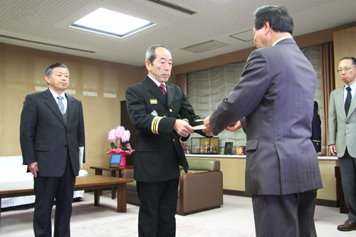 辞令交付式のようす（左が小林さん、中央が入江さん）