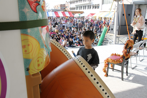 「太鼓の達人」長門no.1決定戦のようす