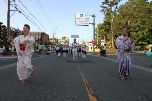 総踊りには各種団体から241人が参加