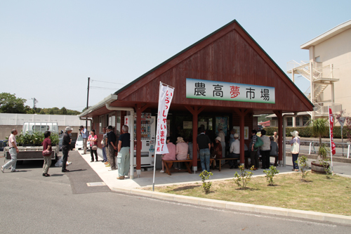 オープンを待つ来場者