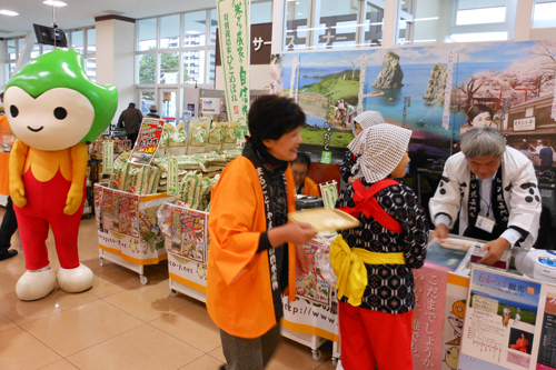 生産者も試食宣伝に活躍