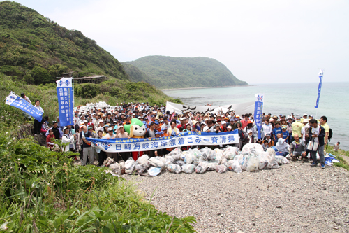 約1,000人の参加者で記念撮影